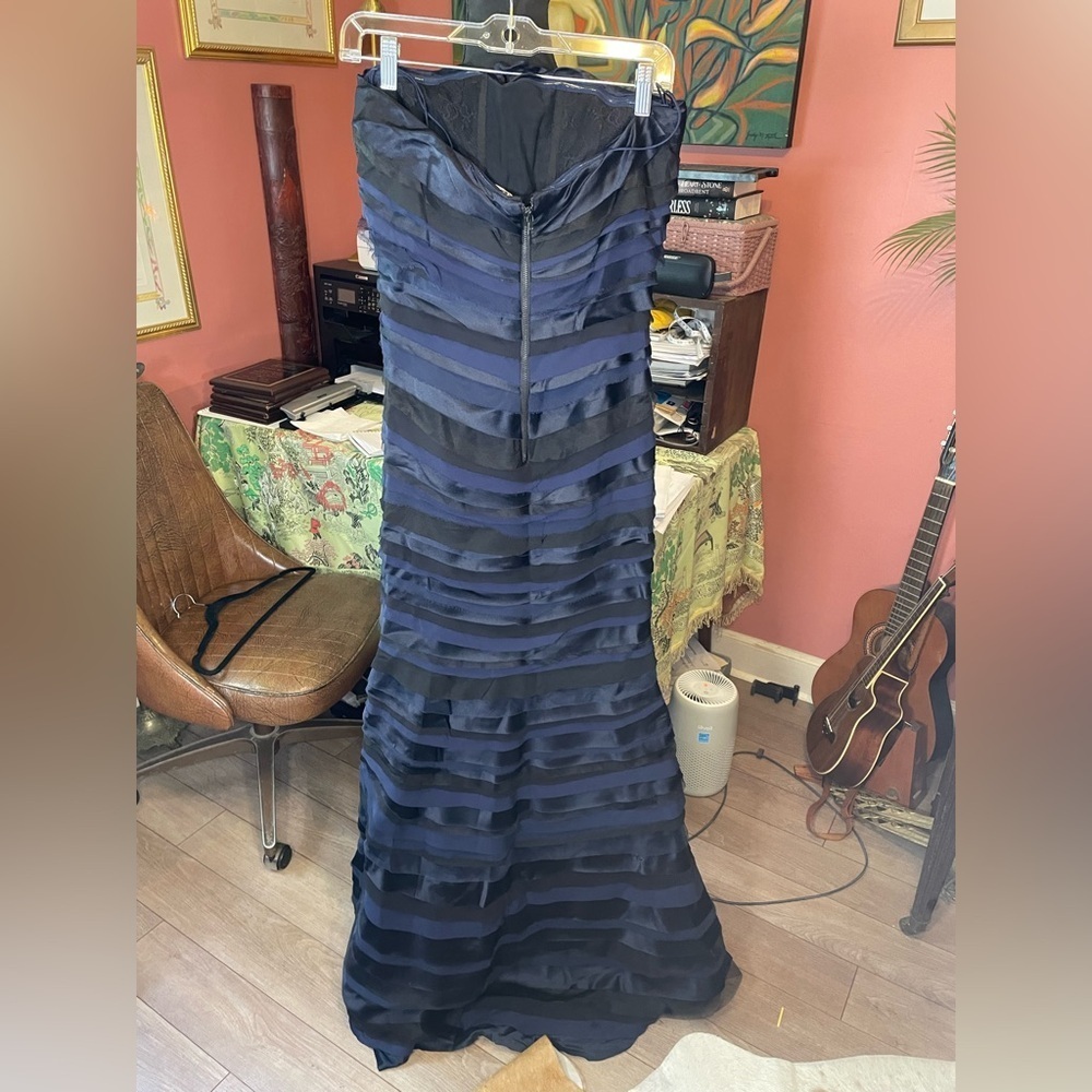 Alice + Olivia Black and Navy Silk Layered Ruffle Strapless Gown US 6 $700+ - Picture 3 of 8